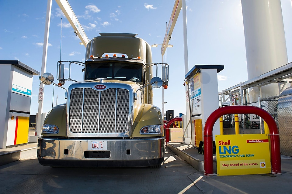 Một xe tải sẵn sàng tiếp nhiên liệu tại trạm tiếp liệu LNG của Shell