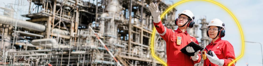 Ba nhân viên đang rà soát bản kế hoạch