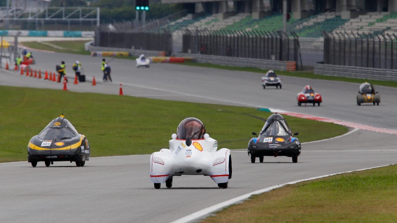 Xe của đội LH-EST trên đường đua Driver's World Championship