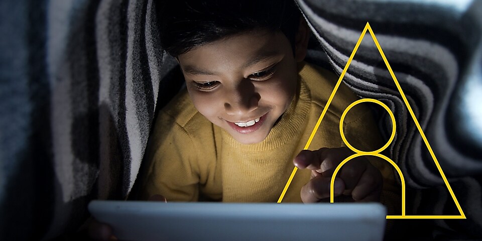 Hình ảnh cậu bé nhìn vào máy tính bảng với đường vẽ của biểu đồ Cung cấp năng lượng cho cuộc sống
