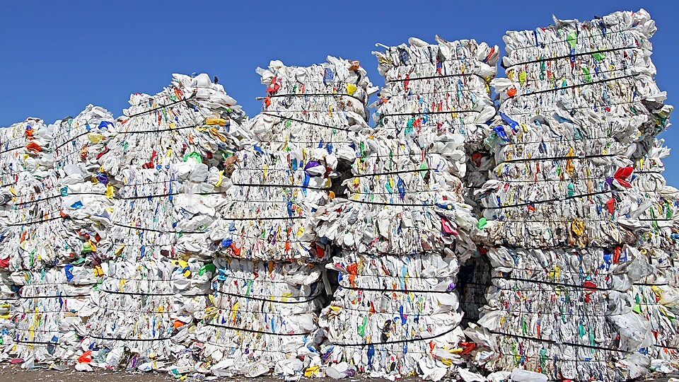 Những đống túi ni lông trong một cơ sở chất thải