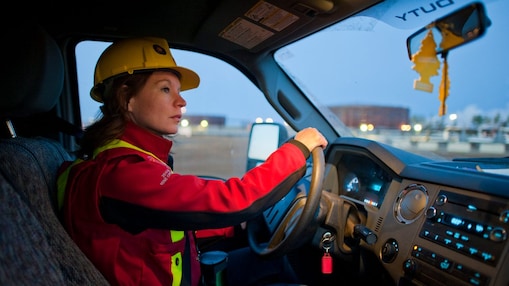 Một phụ nữ mang thiết bị an toàn khi lái xe