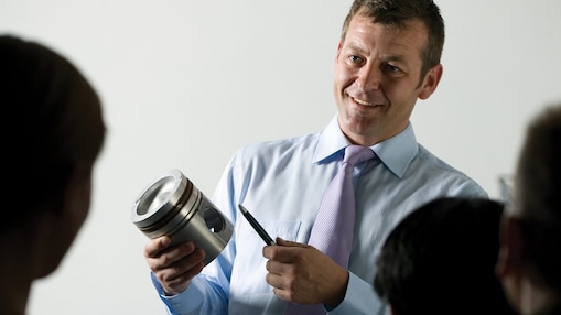 người đàn ông đang trình bày tại buổi họp