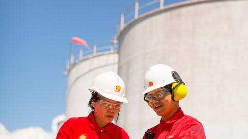 công nhân đội mũ bảo hộ tại thực địa