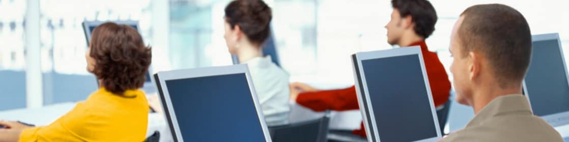 Nhân viên đang sử dụng máy tính trong văn phòng