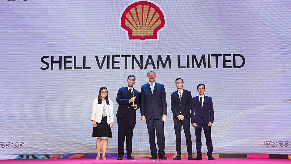 Đại diện Công ty nhận giải thưởng Nơi làm việc tốt nhất Châu Á năm 2023 tại Việt Nam