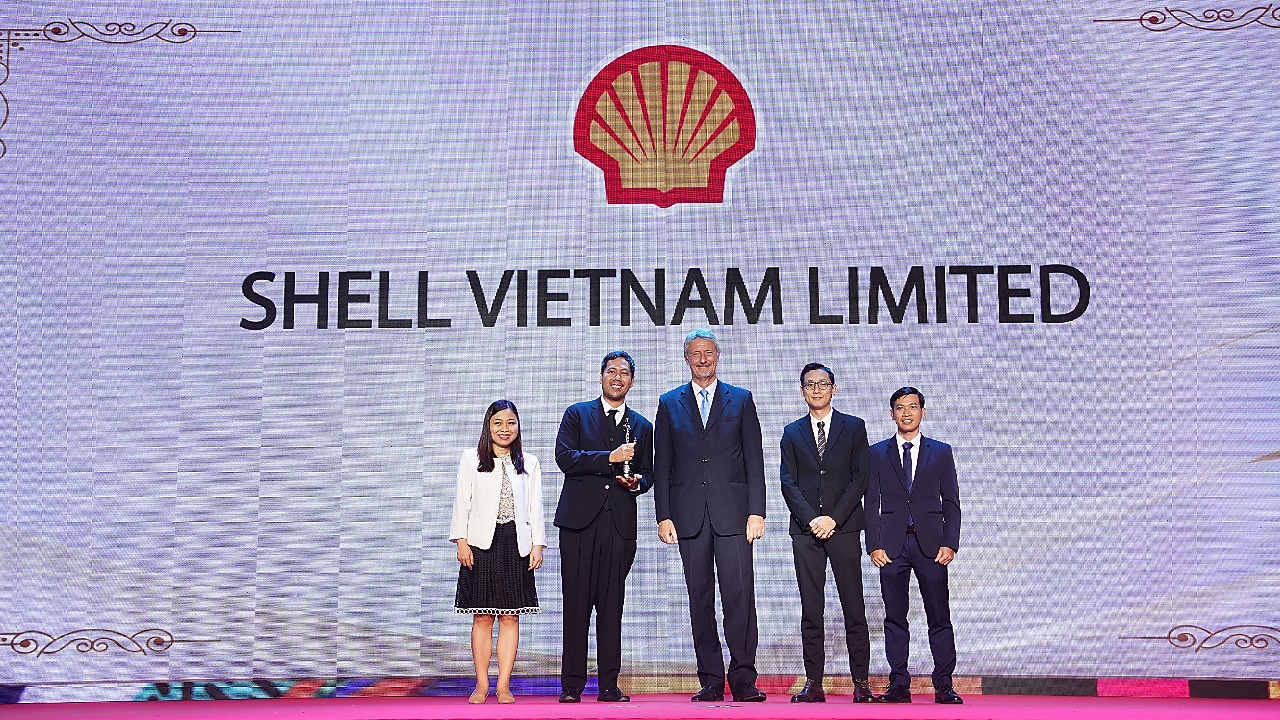 Đại diện Công ty nhận giải thưởng Nơi làm việc tốt nhất Châu Á năm 2023 tại Việt Nam