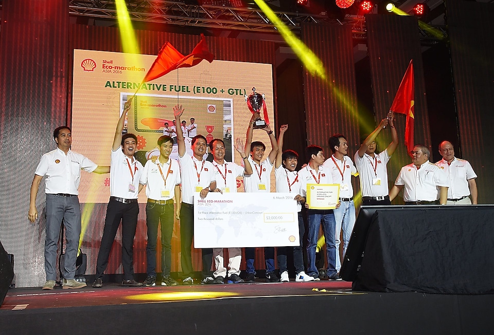 Lac Hong receiving team trophy in Manila