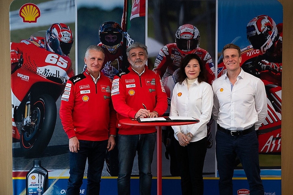 từ trái qua phải Paolo Ciabatti (Giám đốc Thể thao, Ducati Corse), Mauro Grassili (Giám đốc Tiếp thị & Tài trợ, Ducati Corse), Elaine Chen (Giám đốc Marketing, Shell) và Tom Kassell (Trưởng phòng Đối tác Chiến lược, Shell)