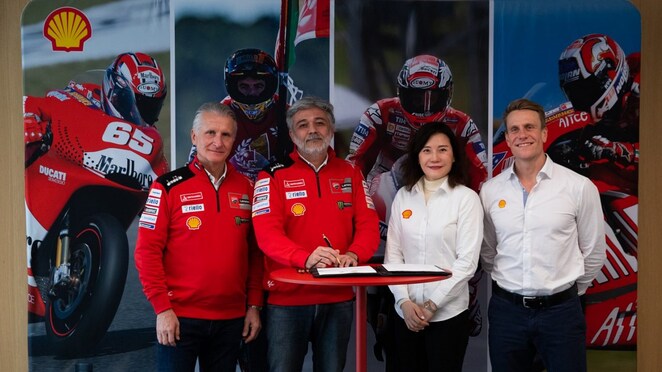 từ trái qua phải Paolo Ciabatti (Giám đốc Thể thao, Ducati Corse), Mauro Grassili (Giám đốc Tiếp thị & Tài trợ, Ducati Corse), Elaine Chen (Giám đốc Marketing, Shell) và Tom Kassell (Trưởng phòng Đối tác Chiến lược, Shell)