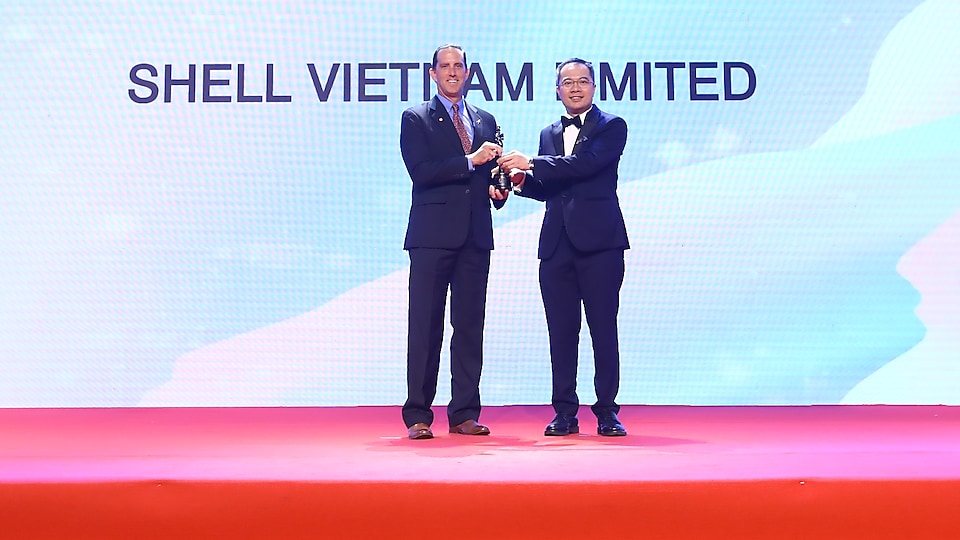 Ông Darren McPherson – Tổng Giám đốc, đại diện Công ty nhận giải thưởng Nơi làm việc tốt nhất Châu Á năm 2022 tại Việt Nam