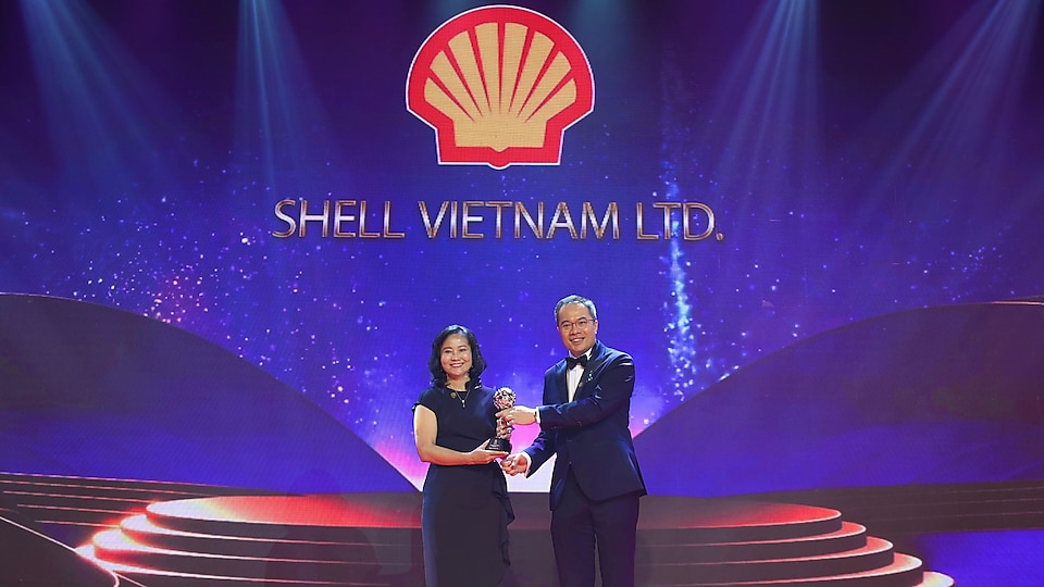 Đại diện công ty Shell Việt Nam nhận Giải thưởng Thương hiệu truyền cảm hứng