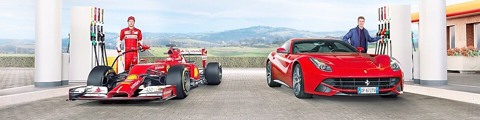Sebastian Vettel và Kimi Raikkonen đổ dầu cho xe Ferrari tại trạm của Shell