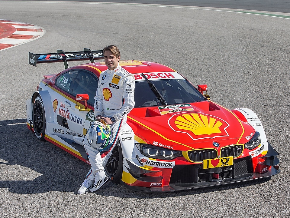 Tay đua xe thể thao của đội BMW dựa vào chiếc xe sử dụng công thức dầu Shell Helix 