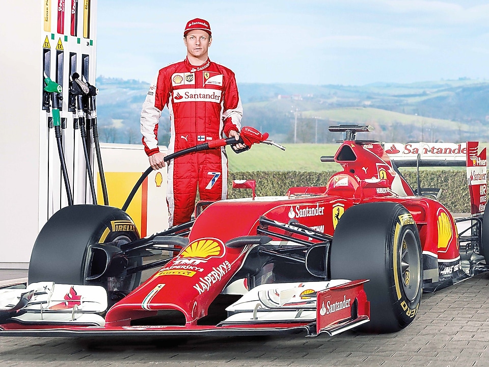 Tay đua F1 của đội Ferrari châm dầu nhờn Shell Helix Ultra vào xe
