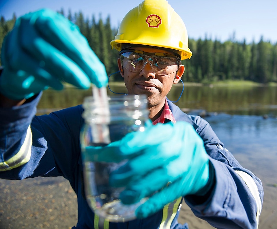 Điều phối viên Môi trường của Shell kiểm tra mẫu nước